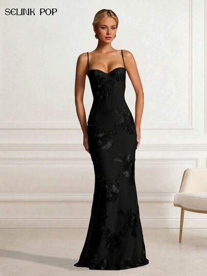 Elegante vestido formal de fiesta con bordado floral brillante en color crema, espalda descubierta, adecuado para eventos de noche, aniversarios, graduaciones, cenas formales