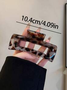 1个4.09英寸/10.4厘米豹纹玳瑁纹塑料发爪夹，时尚百搭，优雅简约设计，适合日常、休闲、派对、通勤、海滩等场合，可搭配马尾辫、发髻等发型，也可用于洗脸、化妆等，是冬季穿搭的理想配饰。 - 彩色 - 查看 4