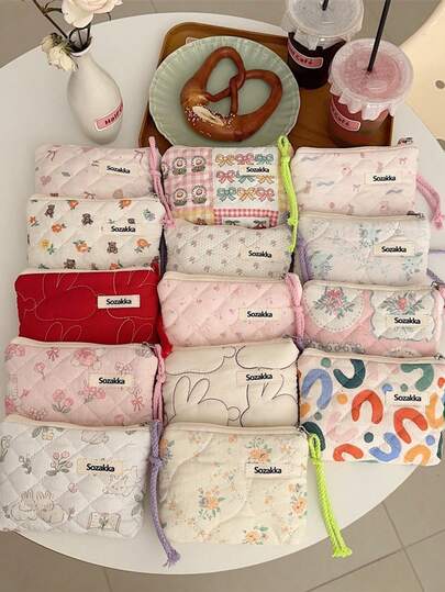 1 Ví mini in họa tiết hoa kẻ caro hình thỏ hoạt hình dễ thương, ví đựng tiền xu, túi đựng mỹ phẩm đa năng, túi đựng chìa khóa, túi đựng tai nghe có khóa kéo, thích hợp cho du lịch, nghỉ dưỡng, đựng băng vệ sinh, chìa khóa, nút bịt tai, tai nghe, sạc, son môi, nước hoa, sản phẩm chăm sóc da và làm đẹp, dành cho nữ sinh, học sinh, phụ nữ, quà tặng ngày lễ, quà Giáng sinh, quà năm mới, quà Halloween, túi đựng đồ, túi đựng mỹ phẩm, đồ dùng cần thiết khi đi du lịch.