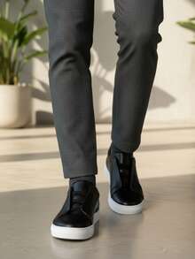 Zapatos de hombre casuales: cómodos, versátiles, modernos y elegantes. Estos calzados son ideales para ocasiones informales como salidas con amigos, paseos por la ciudad o encuentros casuales. Están confeccionados con materiales de alta calidad como, lona o materiales reciclados, garantizando durabilidad y confort - Negro - Ver 1