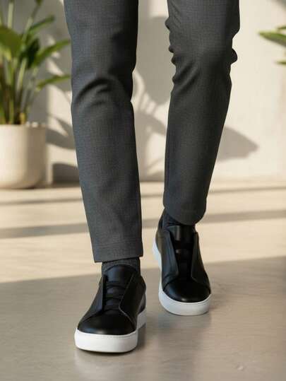 Zapatos de hombre casuales: cómodos, versátiles, modernos y elegantes. Estos calzados son ideales para ocasiones informales como salidas con amigos, paseos por la ciudad o encuentros casuales. Están confeccionados con materiales de alta calidad como, lona o materiales reciclados, garantizando durabilidad y confort