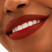 MAC 魅可持久显色24小时唇膏 #Vicious，1.8克/0.06盎司 | 24小时持久不脱色，不晕染，不沾杯 | 浓郁显色哑光妆效 | 舒适不拔干配方 | 适合全天持妆，从早到晚 | 滋润双唇，令双唇柔软顺滑 | 大胆亮丽的色号，适合各种场合 | 完美适用于特殊场合、日常妆容和夜间外出 - VICIOUS - 查看 5