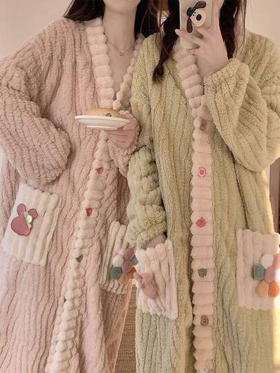 秋冬季加厚珊瑚绒浴袍，宽松版型，秋冬女士睡衣套装，保暖加厚长款睡袍，甜美开衫家居服，柔软舒适吸水，适合浴室、卧室、泳池等场所穿着，是日常出行必备单品——秋冬季完美礼物之选