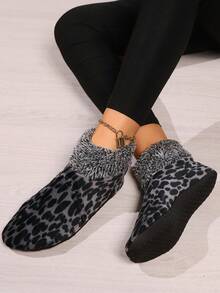 1 paire de chaussettes de maison thermiques à imprimé léopard antidérapantes, pantoufles d'intérieur chaudes et confortables pour femmes, chaussettes douillettes pour l'hiver - Noir - Voir 5