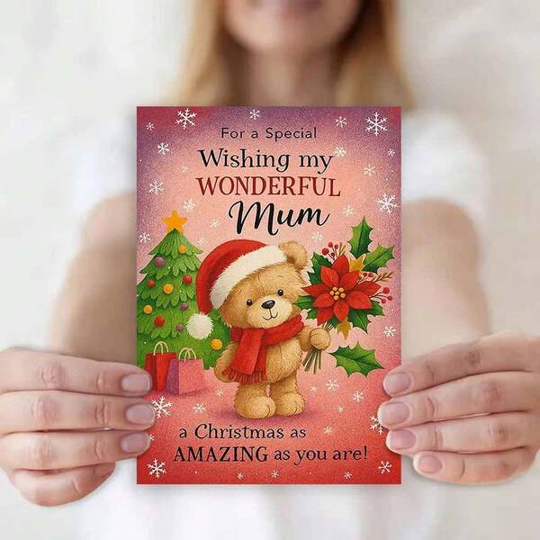 Cartão de Natal emocionante "Para uma mãe especial" com um adorável ursinho de pelúcia com chapéu de Papai Noel e cachecol segurando uma poinsétia - "Desejando à minha maravilhosa mãe um Natal tão incrível quanto você" Saudação festiva com árvore decorada e fundo de flocos de neve