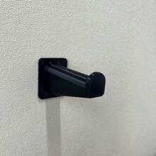 1个牧田工具架，4个螺丝孔，壁挂式多功能收纳架，适用于车间、工作室安装，是节省空间的重型车库墙面收纳方案，可存放电动工具、手动工具、钻头及配件，易于安装在工具棚、杂物间、工艺室和家庭维修站，紧凑的工业设计，带有牢固的固定孔，是节日、圣诞节、感恩节、万圣节和季节性家居装修项目的理想实用礼物之选。 - 黑色 - 查看 9