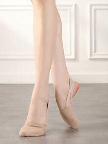 一双防滑弹力带艺术体操肤色针织半脚袜，适合舞蹈鞋、艺术训练、体操训练、舞蹈训练等，柔软舒适。