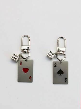 1 pieza Llavero casual de acero inoxidable con un dado de pica rojo y un dado de pica negro