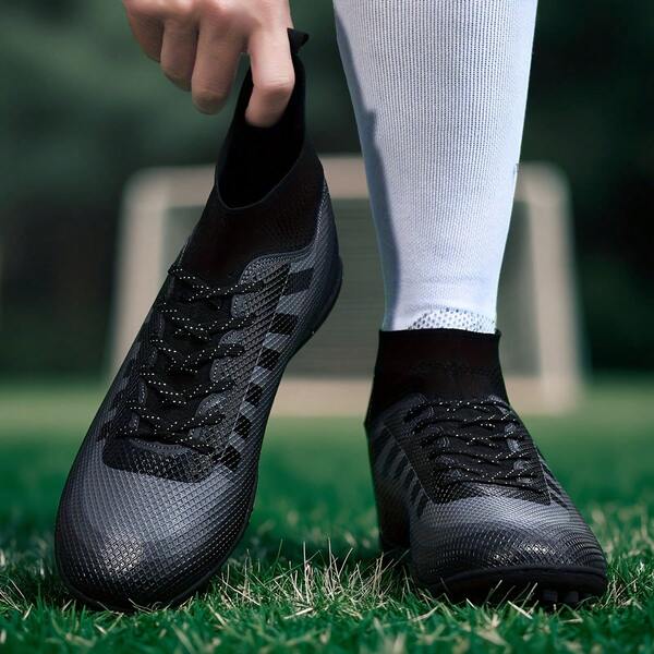 1 paire de crampons de football/soccer unisexes, convenant pour le gazon artificiel extérieur, le terrain d'entraînement intérieur, les sports d'équipe professionnels. Lacets, semelle en caoutchouc antidérapante, conception légère et haute performance. Populaires bottes de football/soccer directement de l'usine