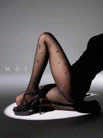 一双经典提花丝袜——散发低调优雅，轻松提升日常穿搭格调，适合任何场合，舒适保暖