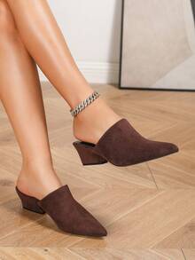 Mules à bout pointu polyvalentes classiques, talon épais asymétrique. Élégantes et confortables pour les vacances, les fêtes, les occasions formelles, les tenues décontractées.  et synthétique. Escarpins sans dos à talon moyen pour femmes, couleur marron. - Marron - Voir 2