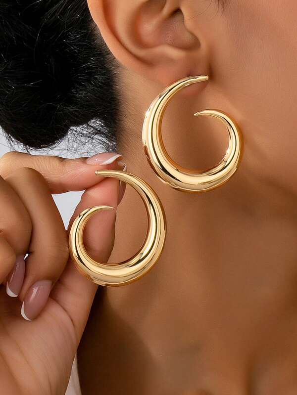 1 par de pendientes minimalistas de forma curva y redonda, adecuados para atuendos diarios y de fiesta de mujeres
