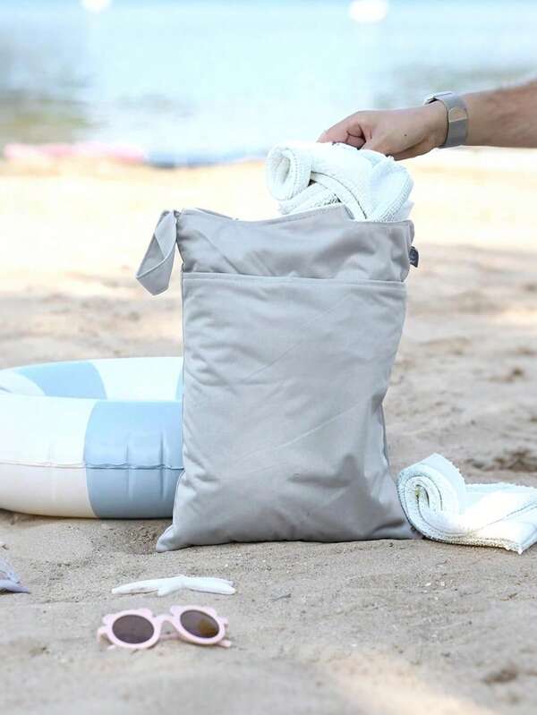 Sac de rangement pour couches bébé imperméable, organisateur de couches portable. Grand sac à langer pour maman, sac de rangement pour couches simple et imperméable. Pour couches/lingettes, vêtements de bébé, sorties à la piscine/plage. Avec 2 poches zippées et polyester résistant à l'eau - Taupe