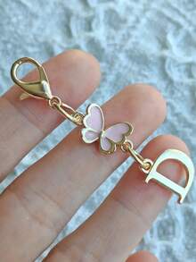 1 pieza Llavero con colgante de metal con mariposa rosa y inicial - Elegante dije de metal con mosquetón, perfecto para billeteras, mochilas y llaves de coche - Regalo de cumpleaños ideal para mujeres - Incluye varias letras, un gran regalo para familiares, amigos y seres queridos, perfecto para el Ramadán, Eid, San Valentín, Navidad o Acción de Gracias.