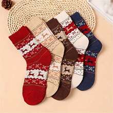 5 双舒适驯鹿印花中筒袜 - 温暖、厚实的女士圣诞袜，红色、米色、棕色和海军蓝的节日动物图案，非常适合节日庆祝活动，圣诞袜
