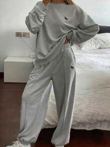 Conjunto feminino casual cinza de duas peças, com gola redonda bordada, bolsos, tecido sem elasticidade, ideal para uso diário. - Cinza - Ver 1