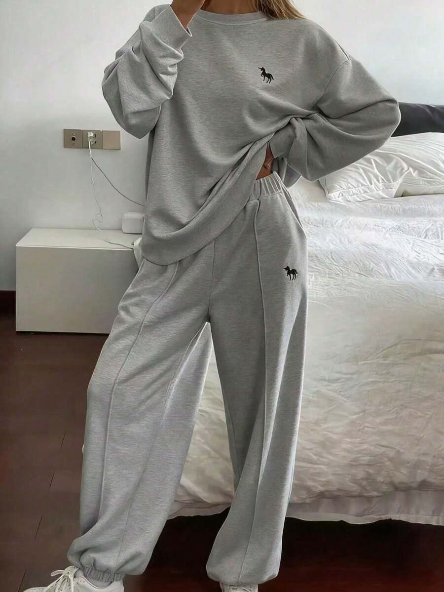 Conjunto feminino casual cinza de duas peças, com gola redonda bordada, bolsos, tecido sem elasticidade, ideal para uso diário. - Cinza - Ver 1