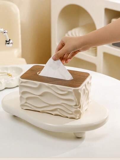 Dieser modische INS-Stil cremefarbene Taschentuchbox mit einem nordischen minimalistischen Design kann als Tischhalter für Taschentücher oder als Badezimmer-Taschentuchbox verwendet werden. Sie verfügt über eine wellenförmige Oberflächengestaltung und einen Holzdeckel, wodurch sie sich sowohl als Badezimmerdekoration als auch als ideales Geschenk zu Feiertagen und Einweihungen eignet. Geeignet für die Heimdekoration, kann sie im Badezimmer, Wohnzimmer und Büro verwendet werden, besonders geeignet für Halloween, Weihnachten, Thanksgiving und Nationalfeiertage.