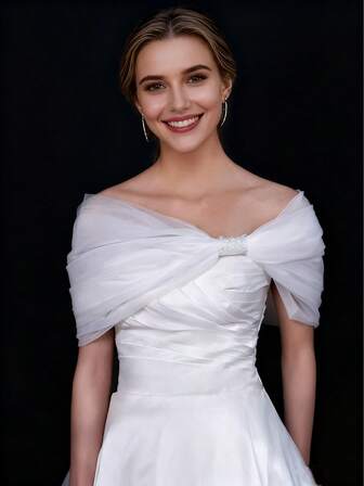 白色单肩新娘披肩，轻盈款式，适合婚礼、派对、婚纱摄影配饰、圣诞节等场合。