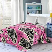 Rosa Schädel- und Mottendruck Überwurf Decke - Hergestellt aus Polyester Fleece, moderne digitale Bedruckung, niedliches Halloween Thema, bequeme Heimdekoration für alle Jahreszeiten, maschinenwaschbar