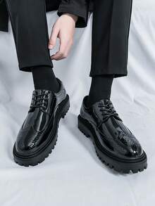 أحذية رسمية عصرية، أحذية سوداء وبيضاء، أحذية مكتبية لامعة كورية، أحذية جلدية كاجوال سميكة الأربطة منقوشة، أحذية عريس وشاهد العرس بطراز بريطاني، أحذية فستان كاجوال بأربطة، أحذية أكسفورد بلون أسود وأبيض، أحذية ديربي ذات أصبع مدبب لامع، أحذية جلدية ناعمة، مقاسات كبيرة 46-50، أحذية كعب عالي من الجلد الفاخر للحفلات - الأسود - مشاهدة 8