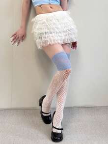 زوج من جوارب طويلة للفخذ للنساء بتصميم شبكي مزخرف بالأزهار والألوان المتباينة من الدانتيل الأزرق