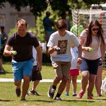 Jogo de Revezamento com Colheres de Plástico (6/10 peças) com Bolas de Espuma Temáticas de Futebol e Basquete - Ideal para Eventos Familiares, Festas de Carnaval, Festivais, Caça aos Ovos de Páscoa, Aniversários, Dia das Mães, Formaturas e Corrida de Colheres e Bolas de Espuma para Jogos Escolares e Esportivos.
