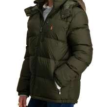 Polo Ralph Lauren Olive Polo  Jacket For Boys, Made Of 100% Polyester. With A Bomber Cut, Ideal For Outdoor Activities And Family Events. Olive Green Color Adds Sophistication And Versatility To The Wardrobe. Resistant Zipper, Removable Hood, And Embroidered Horse Logo. - 綠色 - 查看 1