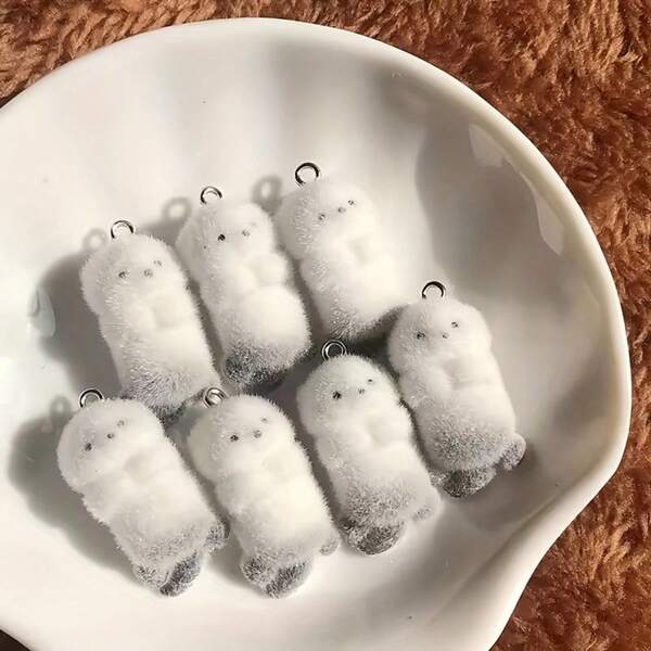 10个可爱水獭树脂吊坠 - 柔软植绒海洋动物吊坠，适合DIY耳环、钥匙扣和工艺品，白色底黑色眼睛，带串珠装饰，DIY珠宝制作