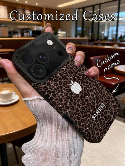 1 قطعة حافظة هاتف مخصصة بتصميم نمر وتفاحة مع اسم شخصي، ملمس أسنان المسواك العمودي من جلد البولي يوريثان مقاوم للسقوط ومقاوم للبصمات، حافظة ناعمة متوافقة مع هواتف آيفون 17 برو ماكس/16 برو ماكس/15 برو/14 بلس/13 برو/12 برو ماكس/11/7 بلس/XS/XR وملحقات الهواتف