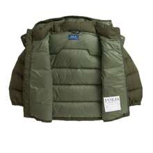 Polo Ralph Lauren Olive Polo  Jacket For Boys, Made Of 100% Polyester. With A Bomber Cut, Ideal For Outdoor Activities And Family Events. Olive Green Color Adds Sophistication And Versatility To The Wardrobe. Resistant Zipper, Removable Hood, And Embroidered Horse Logo. - 綠色 - 查看 5