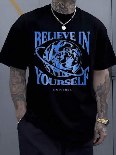 El estampado muestra un planeta azul girando en el universo con letras inspiradoras que motivan la autoconfianza y la energía interior camiseta de hombre talla grande 100% algodón cómoda transpirable y perfecta para un look moderno y casual