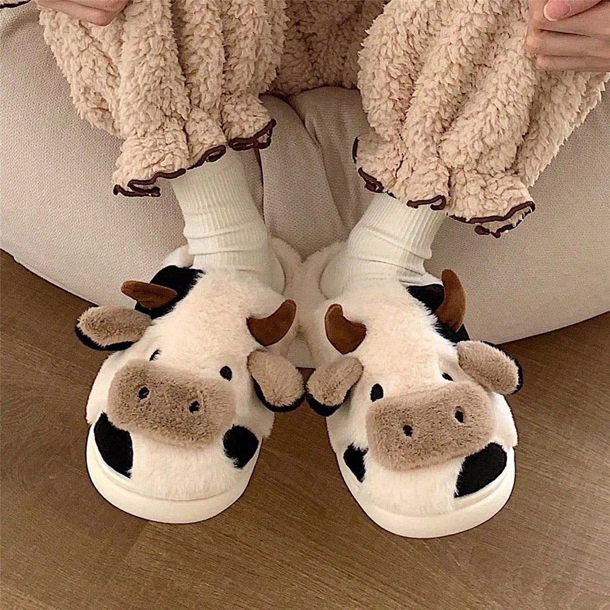 Pantuflas de vaca con estampado de dibujos animados, totalmente cubiertas, para hombres de talla grande. Forradas térmicamente, con suela antidesliza