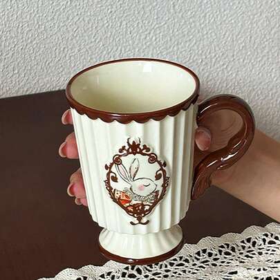Cabin Kangaroo Verre à pied rétro français Hera Lapin, Tasse à café rétro française, Mug rétro français, Tasse à élément de lapin Hera, Tasse à café mignonne de lapin, Mug mignon de lapin, Tasse de style rétro français, Tasse avec des lignes rétro, Tasse avec une sculpture rétro détaillée, Tasse qui met en valeur la délicatesse de la vie, Tasse qui stimule l'intérêt de la vie