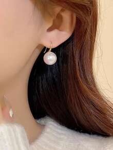 一对优雅简约百搭铜合金高品质珍珠耳钉，适合女性日常通勤、节日、订婚、晚宴、婚礼和宴会等场合佩戴（18K镀金） - 白色 - 查看 3