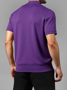 Playera polo para hombre de manga corta muchos colores, diseño clásico y moderno, confeccionada en tela suave y fresca, ideal para combinar con jeans o pantalones casuales. Perfecta para uso diario, oficina o salidas informales. Ajuste cómodo que resalta el estilo masculino y brinda confort todo el día. ¡Luce a la moda! - Morado - Ver 3