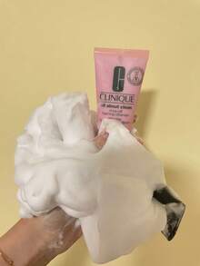 Clinique 倩碧全效净颜泡沫洁面乳 | 蕴含玻尿酸和甘油，适合油性肌肤 | 可溶解彩妆，30毫升 - 30mL - 查看 3