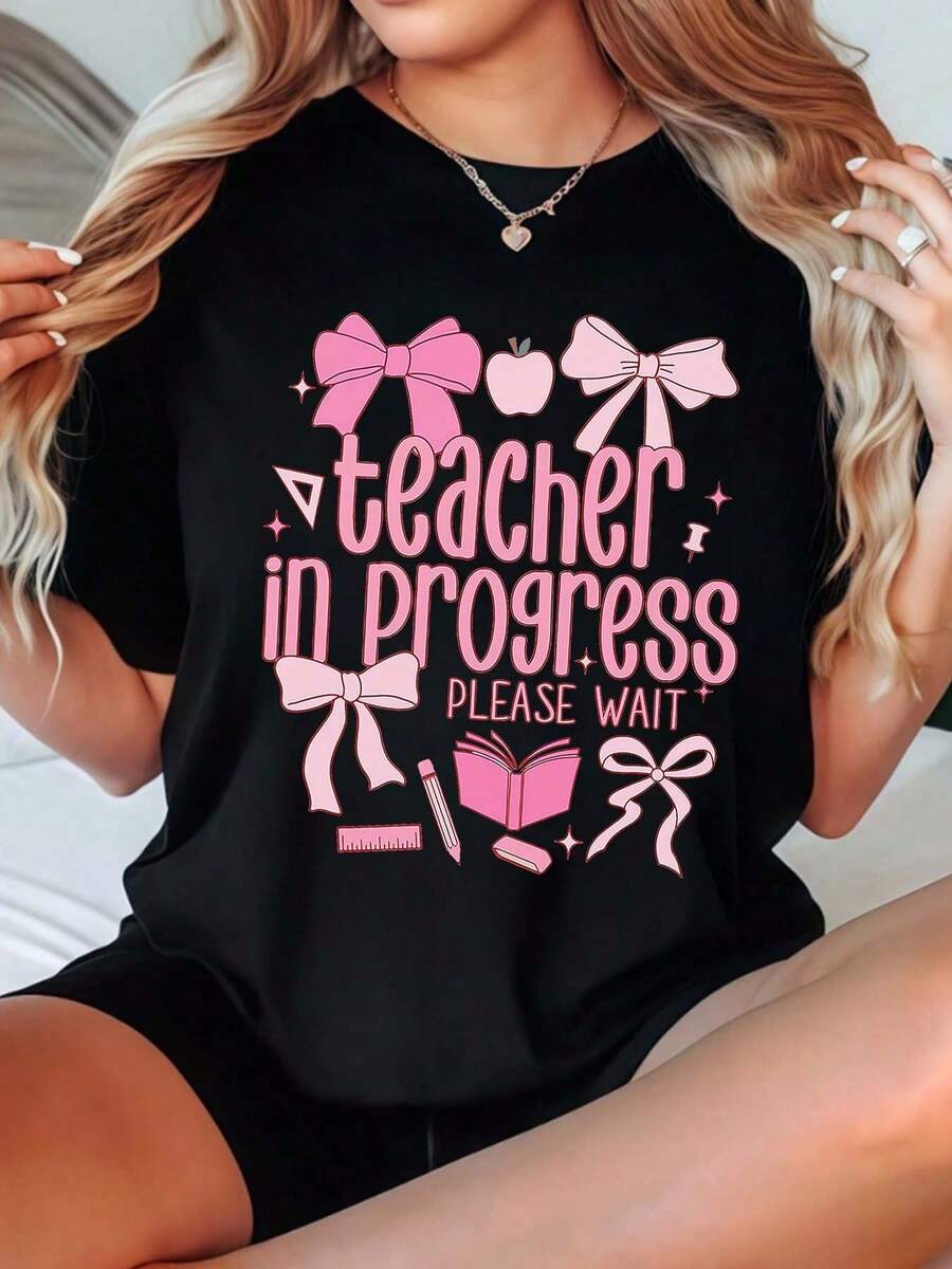 T-Shirt With Pink Teacher In Progress Please Wait Print, Featuring Bows, Apple, Book, And School Plies - Perfect For Future Teachers And Teacher Training Events-220g - 黑色 - 查看 1