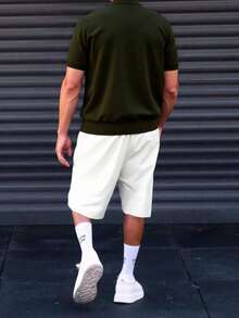 Playera polo para hombre de manga corta muchos colores, diseño clásico y moderno, confeccionada en tela suave y fresca, ideal para combinar con jeans o pantalones casuales. Perfecta para uso diario, oficina o salidas informales. Ajuste cómodo que resalta el estilo masculino y brinda confort todo el día. ¡Luce a la moda! - Olivo - Ver 2