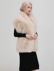 1件女士纯色时尚仿皮草披肩，适合秋冬季婚礼派对及日常穿着。 - 淺米 - 查看 6