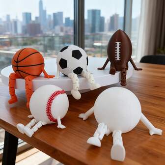 创意可爱“篮球坐姿小人”，圆形篮球坐姿摆件，适用于家居/办公室/汽车内饰/电脑桌面装饰，是送给运动爱好者的完美礼物，也是情人节和新年送给男士和女士的理想惊喜礼物。采用高品质耐用塑料3D打印而成，适合派对、斋月、开斋节、感恩节和复活节等节日。