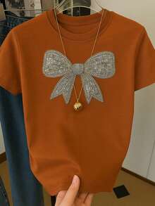 Playera Juvenil de Moda con Moño Brillante Estampado Casual y Versátil - Naranja Quemada - Ver 3