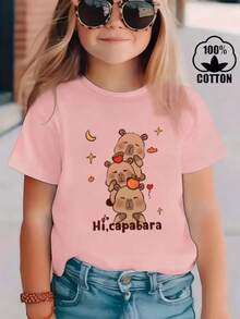 Esta nueva y moderna camiseta de manga corta 100 % algodón para niña presenta un bonito estampado de dibujos animados y un corte holgado y versátil. Confeccionada con un tejido suave y agradable para la piel, esta camiseta cuida la delicada piel de tu bebé y le permite moverse con libertad y comodidad, ya sea en una reunión familiar, un evento escolar navideño o incluso jugando al aire libre. - Rosa - Ver 1