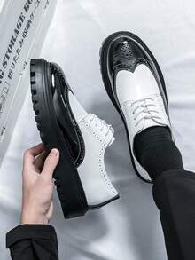 أحذية رسمية عصرية، أحذية سوداء وبيضاء، أحذية مكتبية لامعة كورية، أحذية جلدية كاجوال للرجال بنقوش زهور محفورة على الكعب السميك، أحذية زفاف بريطانية الطراز للعريس والوصيف، أحذية كاجوال بنمط ربطة، أحذية رسمية مريحة بنمط ربطة، أحذية أكسفورد بلون أسود وأبيض، أحذية ديربي بنصل مدبب لامع، أحذية جلدية ناعمة، مقاسات كبيرة 46-50، أحذية جلدية فاخرة بكعب عالٍ لحفلات الضيافة - أبيض وأسود - مشاهدة 6