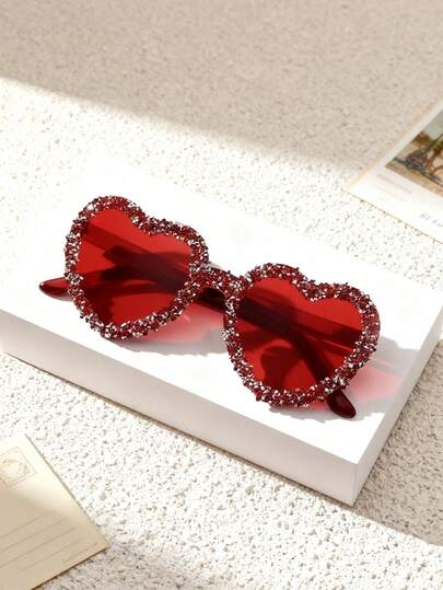 一副女士心形时尚休闲眼镜，百搭款式，适合户外旅行、海滩度假、摄影、徒步、露营等各种场合，四季皆宜