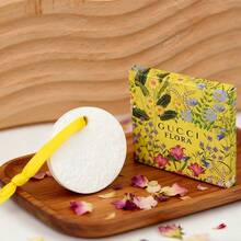 Gucci 白色香薰石，把你最爱的香味装进口袋！掌心大小的香薰石，适合室内、车内使用，也适合作为礼物送给亲朋好友，以及节日和周年纪念日。