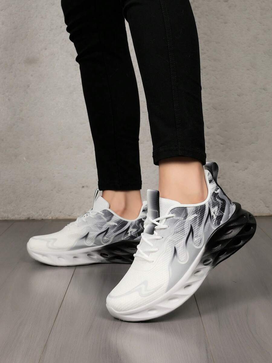 زوج من الأحذية الرياضية الكاجوال الخفيفة الوزن والمنفذة للهواء ذات نمط اللهب للجنسين، بنظام ربط الحذاء - أبيض وأسود - مشاهدة 1