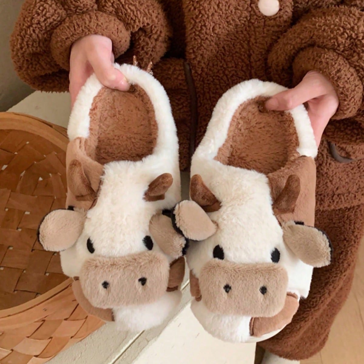 Pantuflas de invierno de estilo animal de dibujos animados de moda para el hogar, pantuflas de vaca cálidas, cómodas y antideslizantes, elegantes y