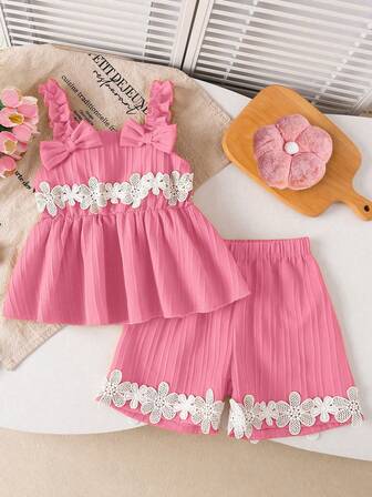 Set de 2 piezas de top de tirantes casual con volantes florales + decoración de lazo 3D y shorts con volantes florales para niñas, para primavera/verano