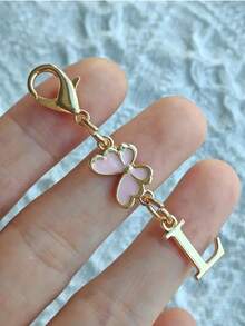 1 pieza Llavero con colgante de metal con mariposa rosa y inicial - Elegante dije de metal con mosquetón, perfecto para billeteras, mochilas y llaves de coche - Regalo de cumpleaños ideal para mujeres - Incluye varias letras, un gran regalo para familiares, amigos y seres queridos, perfecto para el Ramadán, Eid, San Valentín, Navidad o Acción de Gracias.